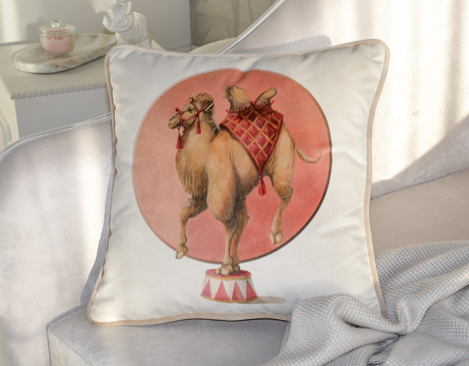 Декоративная подушка с изображением верблюда