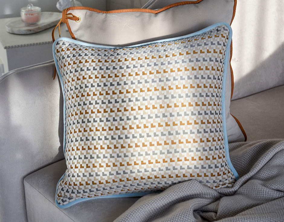 Декоративная подушка из ткани с узором